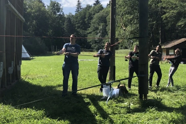 Eine Gruppe an neues Auszubildenden bei der Teambuilding-Aktivit&auml;t Seilziehen | SPIRIT/21