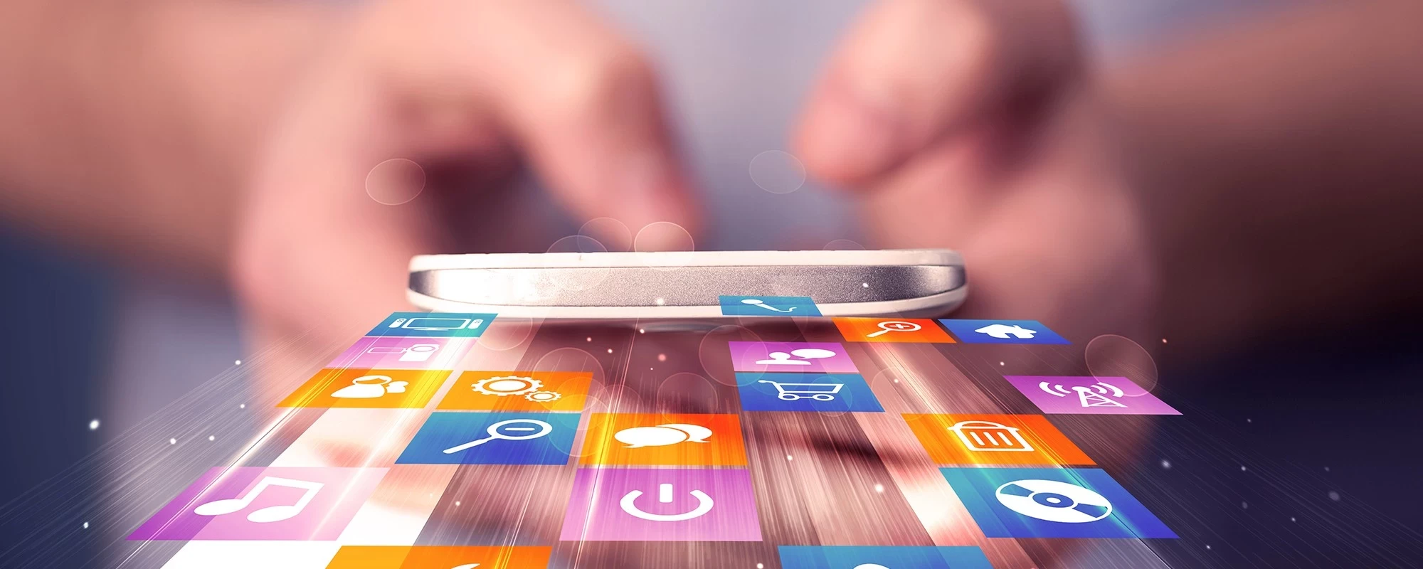 Eine Person h&auml;lt ein Smartphone und holographische Apps schweben &uuml;ber diesem | SPIRIT/21