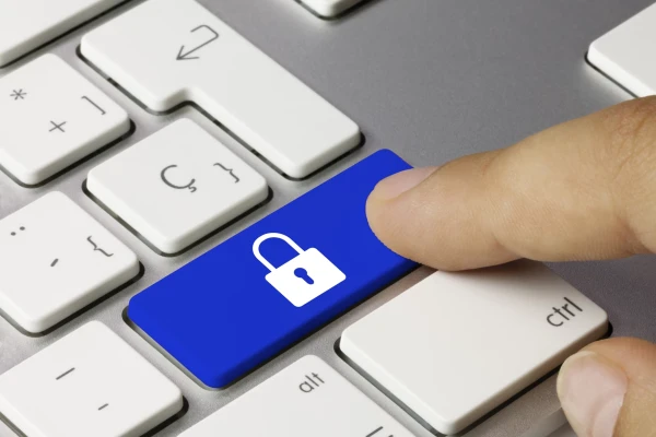 Ein Finger dr&uuml;ckt eine Taste auf einer Tastatur. Auf der Taste ist ein Schlo&szlig; abgebildet | SPIRIT/21