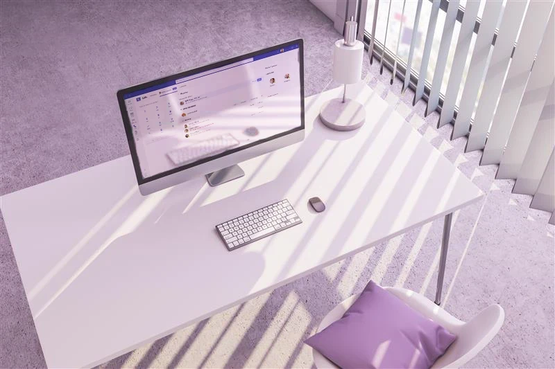 Ein pinkes B&uuml;ro mit Bildschrin, auf welchem die Oberfl&auml;che von Microsoft TEams Telefonie sichtbar ist. | SPIRIT/21