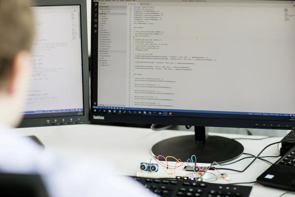 Blick &uuml;ber die Schulter eines Business Mannes, welcher am Computer sitzt und sich einen Text auf diesem anschaut. | SPIRIT/21