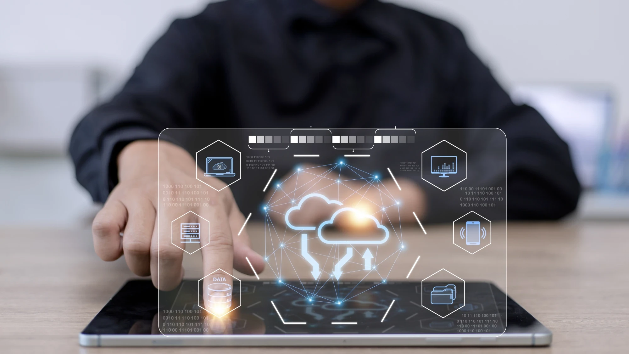 Eine Mann bedient ein Tablet. &Uuml;berdiesem schwebt ein Hologram mit unterschiedlichen Icons | A man operates a tablet. A hologram with various icons floats above it | SPIRIT/21