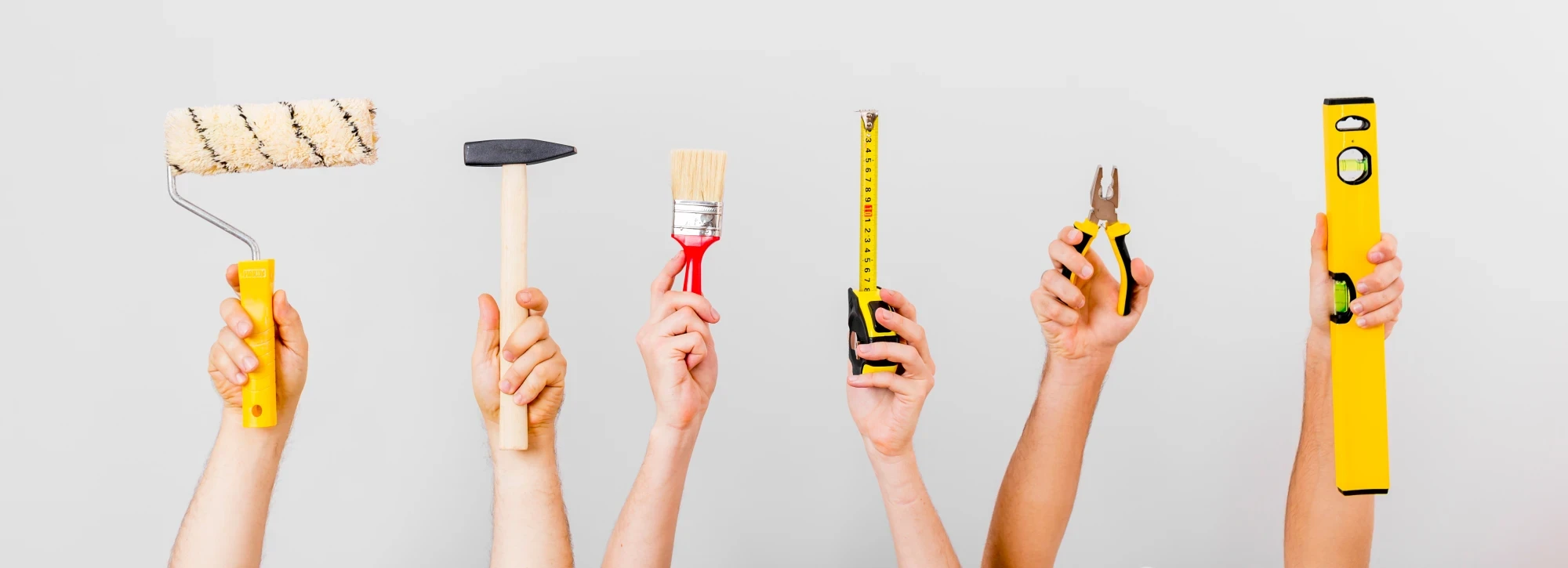 H&auml;nde halten Bauwerkzeuge | Hands holding construction tools with copy space | SPIRIT/21